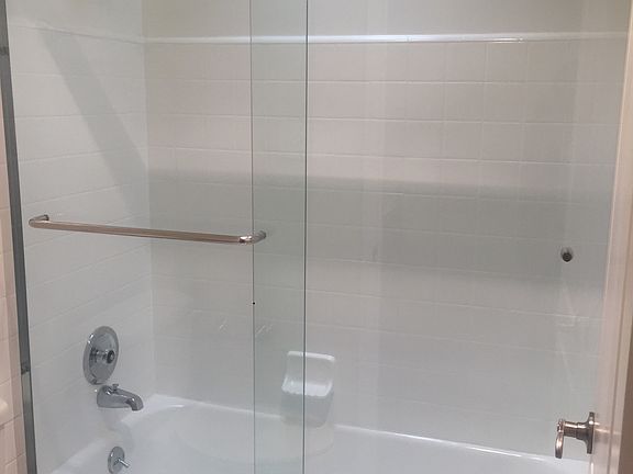 3rd image of 40 Glen Eyrie Ave APT 26