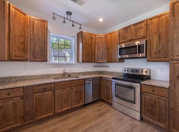 kitchen w/ granite countertops