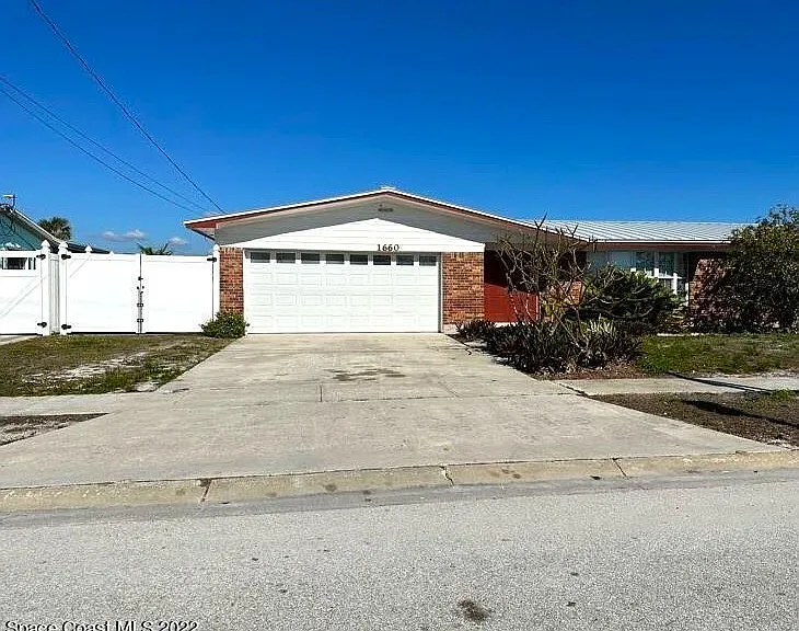 1660 Neptune Dr — Photo 2