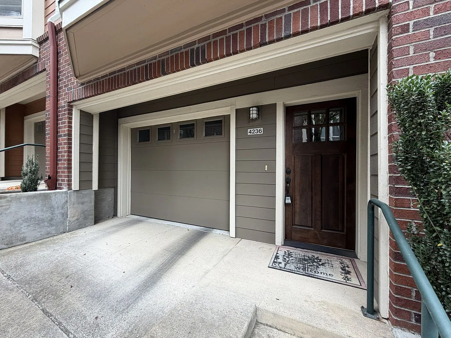 Beautiful Corbett Townhome with Brand New Carpet, Tandem Garage & Private Balcony! — Photo 3