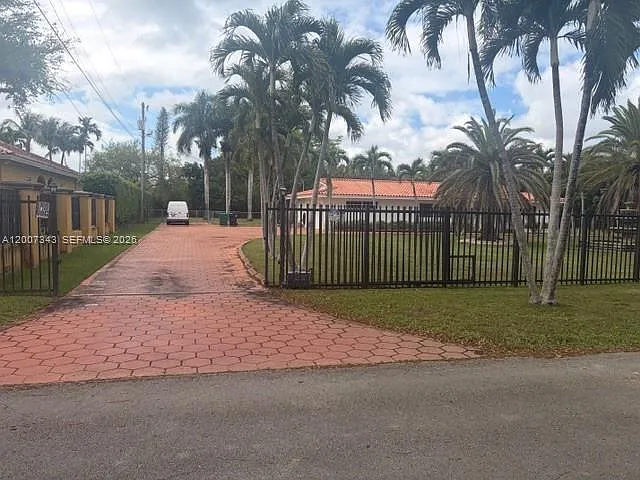 3 bed, 3.5 bath, 2348 sqft, $8,500 — Photo 2