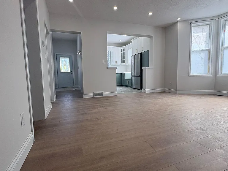 160 Nelson St #FRONT — Photo 2