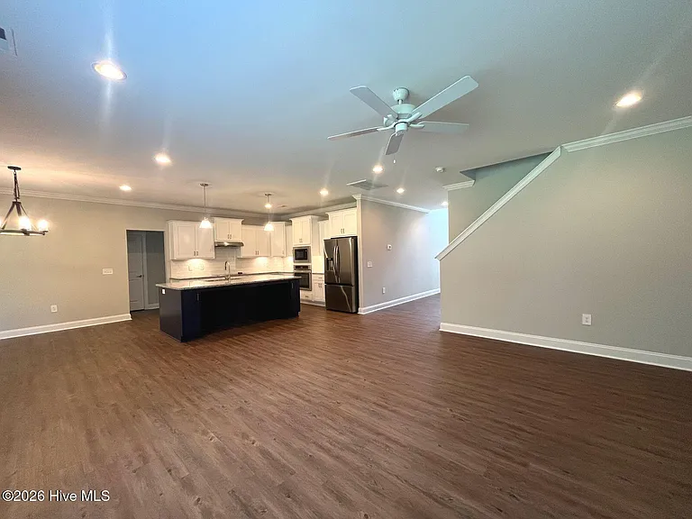 404 Endicott Ct — Photo 9