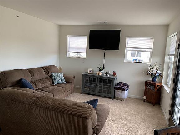 3rd image of 910 Arrowhead Dr S