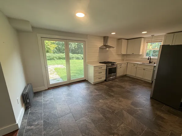 1270 West St, Amherst, MA 01002