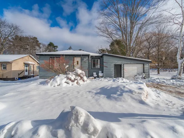 1402 Woodland Ave, Marquette, MI 49855