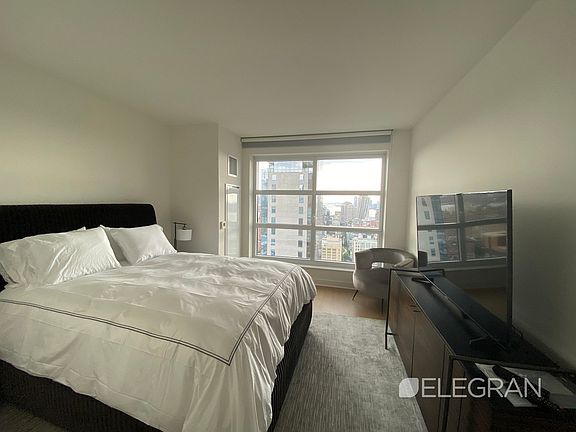 3rd image of 500 W 30th St Penthouse 2C