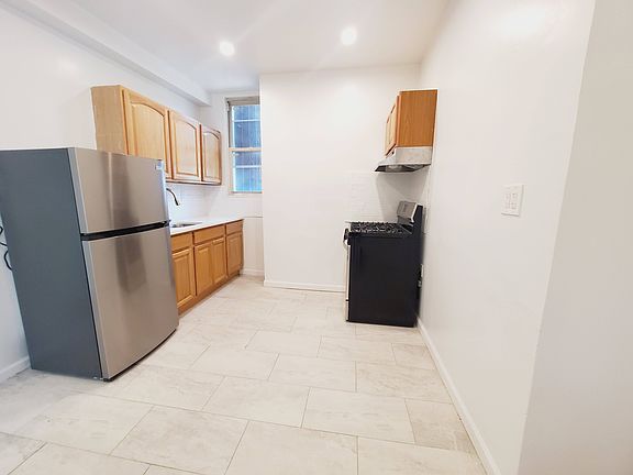 4th image of 48 Driggs Ave #1