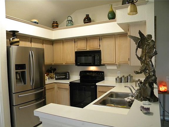 2nd image of 810 Canyon Valley Dr