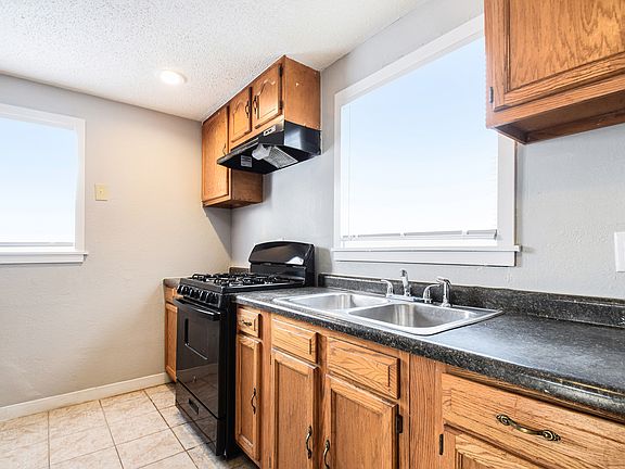 3rd image of 2416 Crest Ave