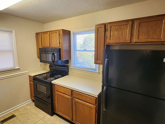 3rd image of 519 Woodwinds Dr