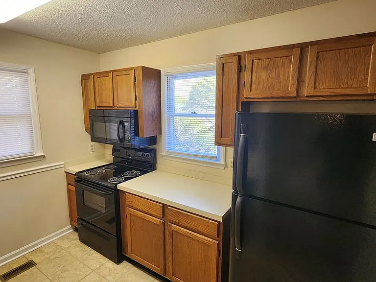 519 Woodwinds Dr — Photo 3