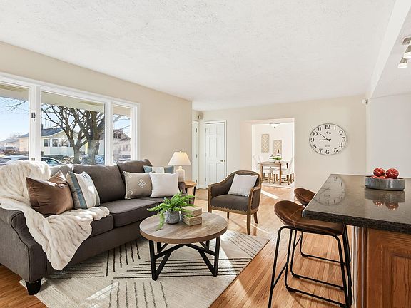 4th image of 795 Hyacinth Ave E
