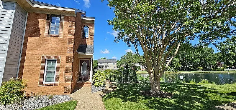 3 bed, 2.5 bath, 1700 sqft, $2,283 — Photo 2