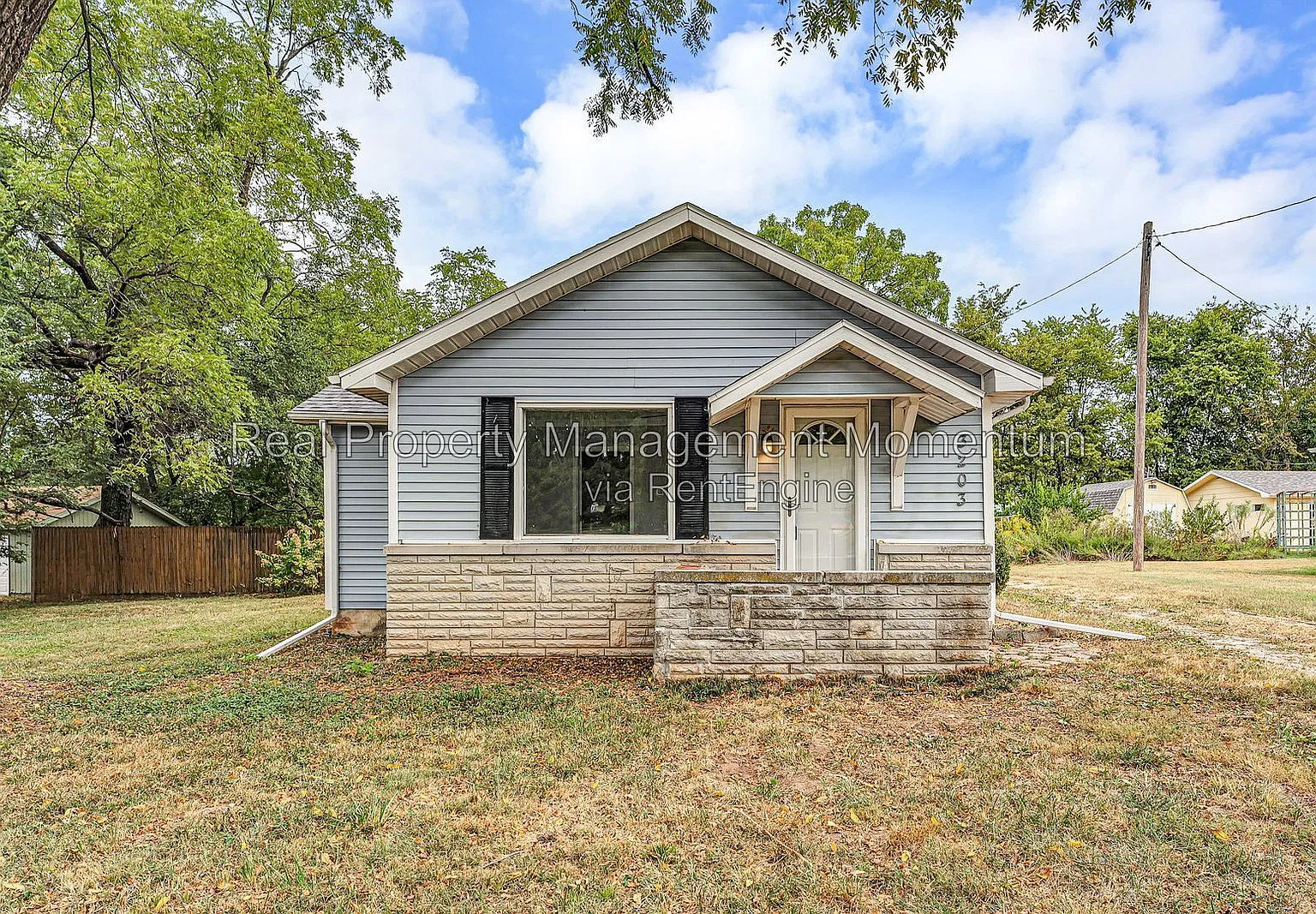 3 bed, 1.0 bath, 880 sqft, $1,150 — Photo 1