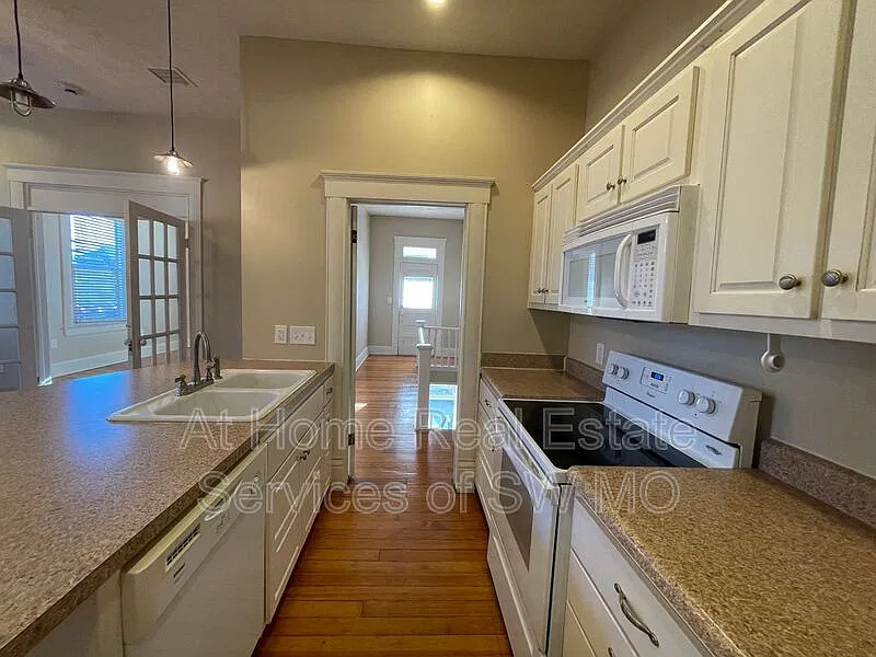 2 bed, 1.0 bath, $900 — Photo 2