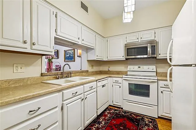 800 Rue Burgundy St #223 — Photo 8