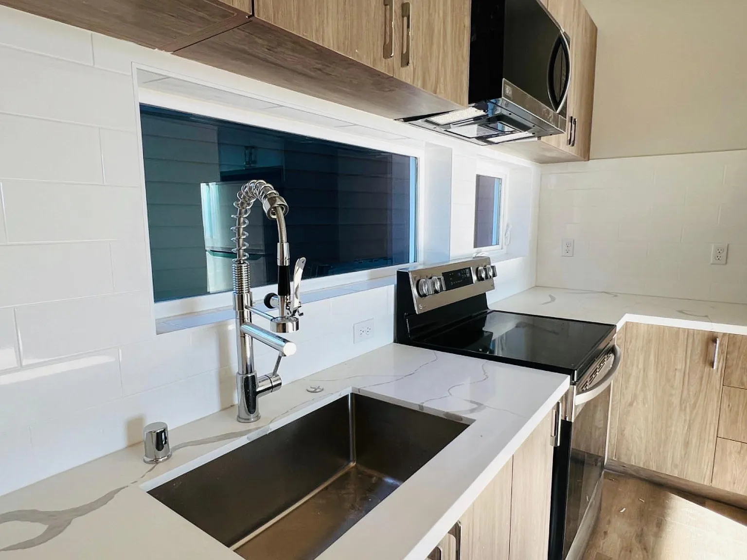 2 bed, 937 sqft, $2,360 — Photo 2