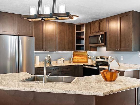 4th image of 215 Barclay St
