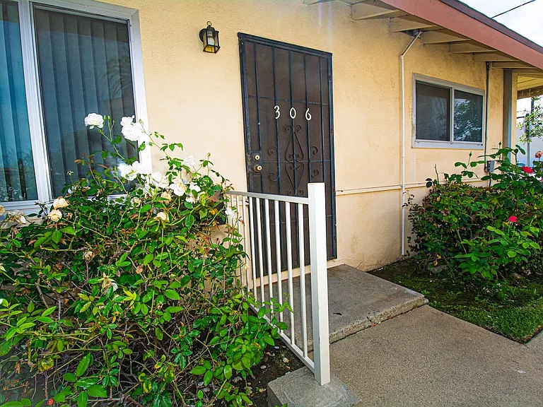 306 N Azusa Ave — Photo 2