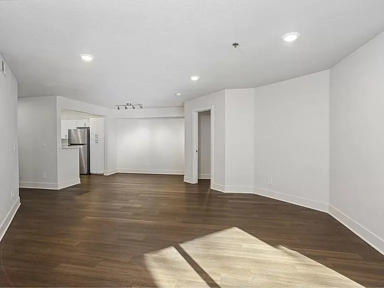La Regencia Apartments — Photo 36