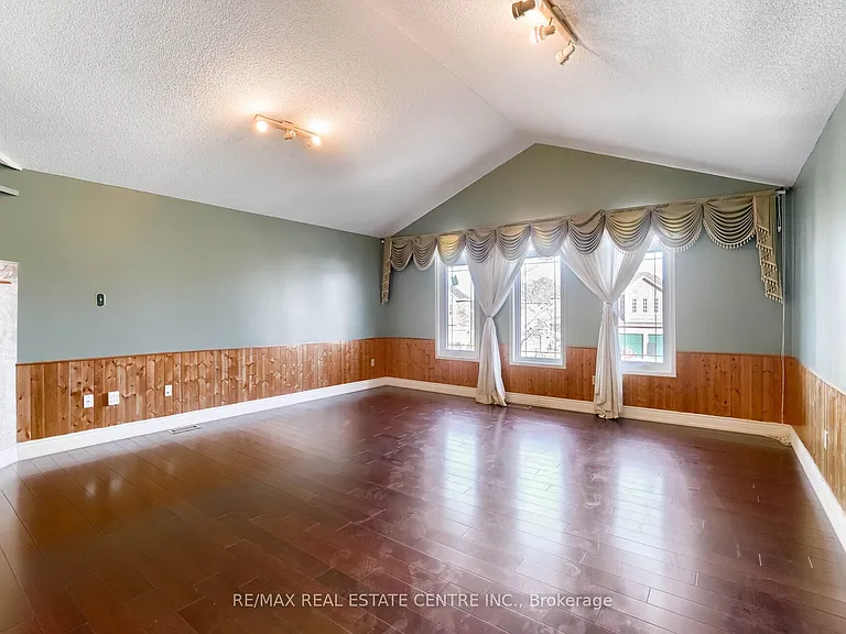 3725 Althorpe Cir N — Photo 24
