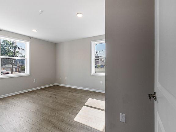 3rd image of 862 E Jersey St #3