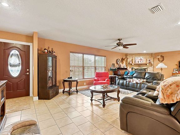 4th image of 305 SW Randall Ter