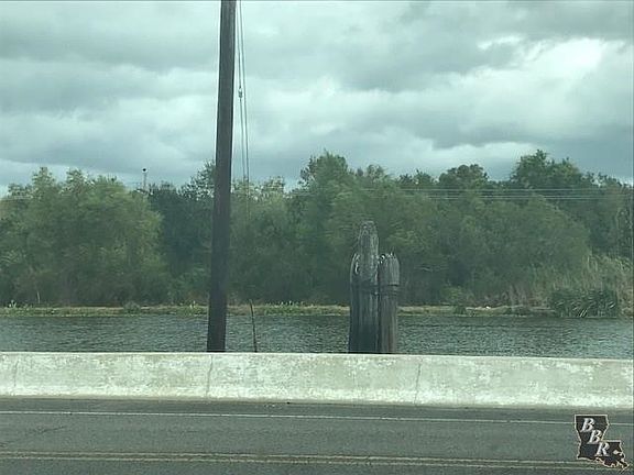 4th image of 913 N Bayou Dr
