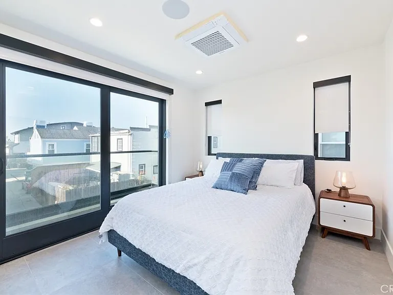 500 E Balboa Blvd — Photo 7