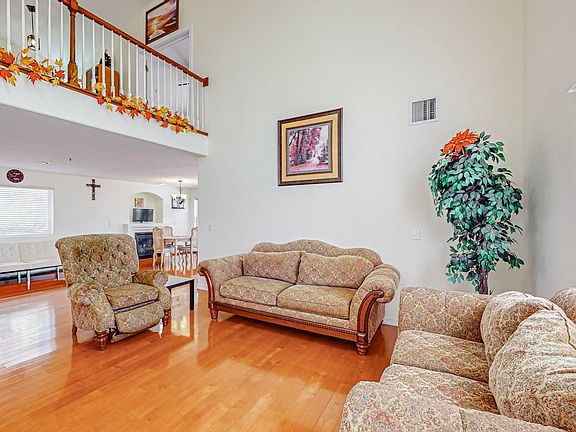 2nd image of 442 Poinsettia Pl SE