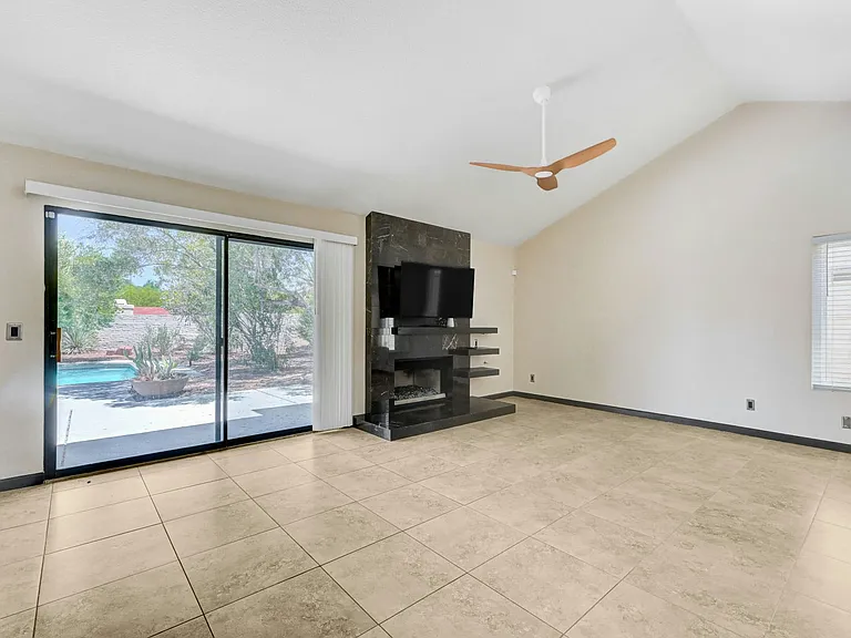 538 Lambeth Ct — Photo 9