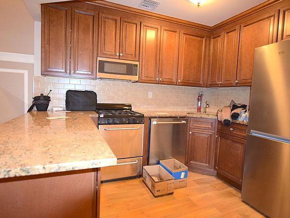 4th image of 312 W 76th St APT 2R