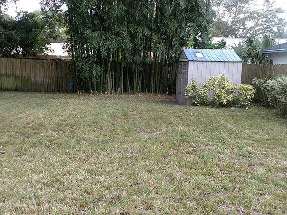 Large back yard with Vinyl s