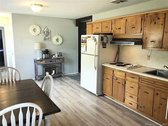 4th image of 121 Cushman Dr