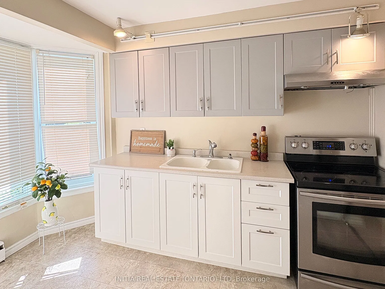 3 bed, $2,050 — Photo 3