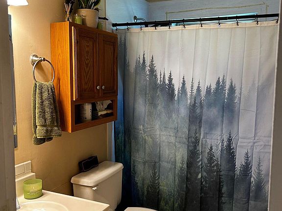 5th image of 1806 Parkwood Ln #1