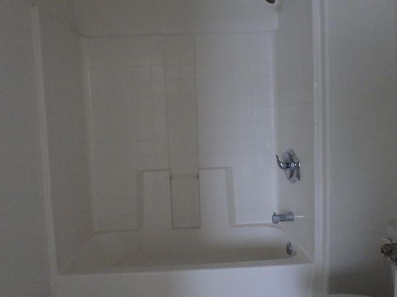 Bathroom: Tub