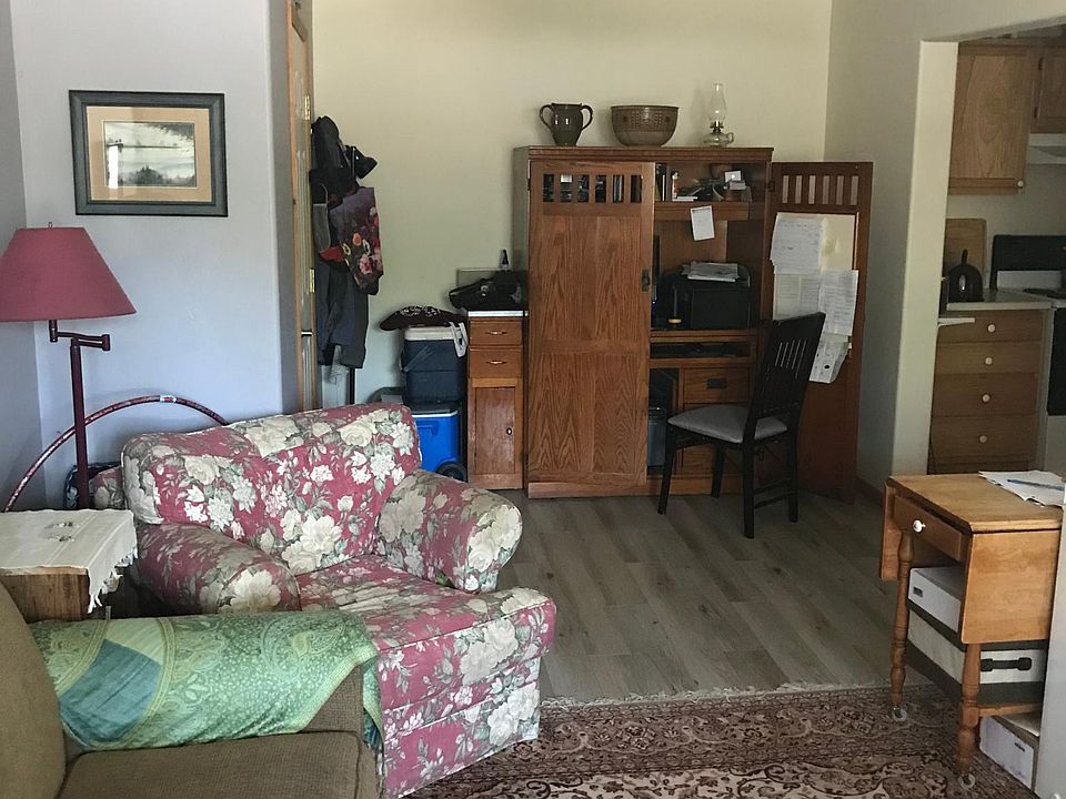 space between living room and kitchen