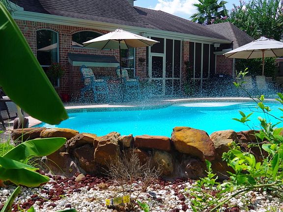 Backyard Paradise!!! Beautiful Heated Pool & Hot Tub, Misters to keep you extra cool in the summer. 