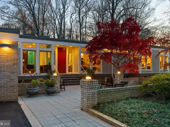 6904 Carmichael Ave, Bethesda, MD 20817