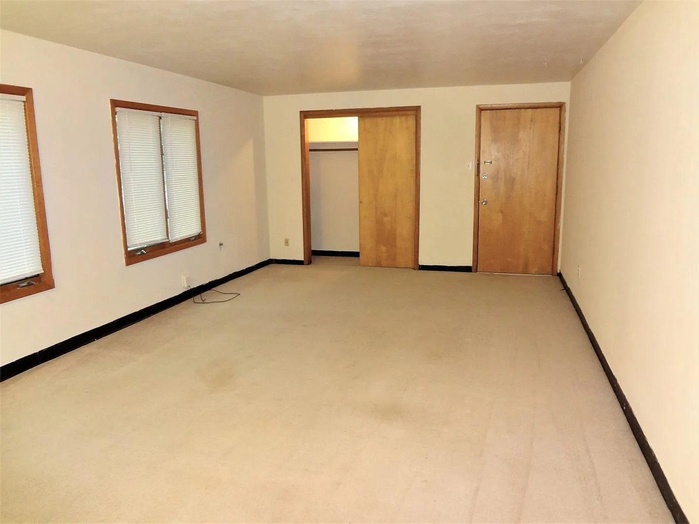 Cozy 1 Bedroom Apartment off East Campus — Photo 3