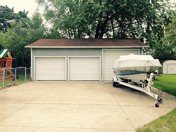3 car detached garage 