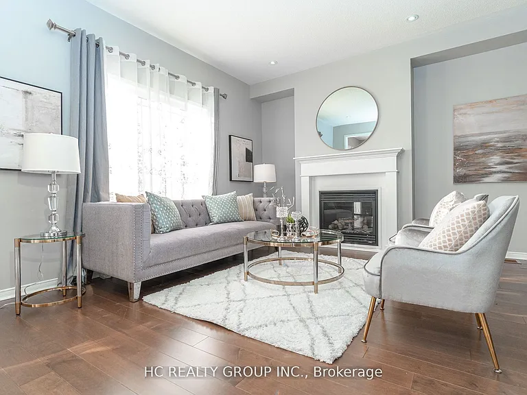 215 Armstrong Cres — Photo 3