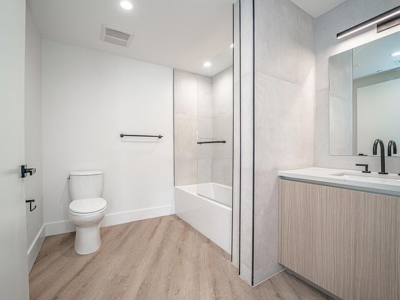 4th image of 2828 London St #204