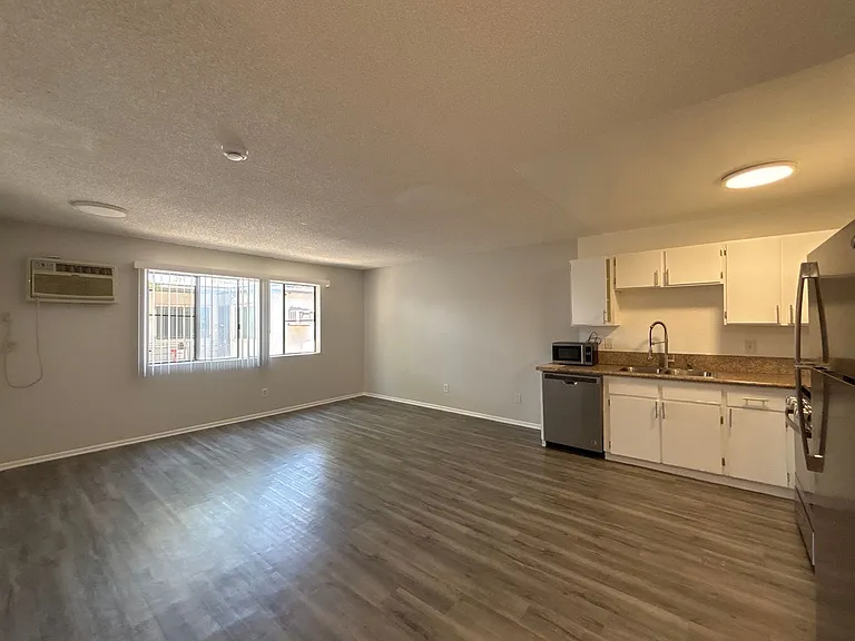 226 South Serrano — Photo 27