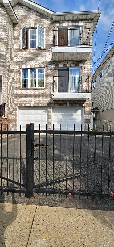 3 bed, 2.0 bath, 1800 sqft, $2,900 — Photo 1