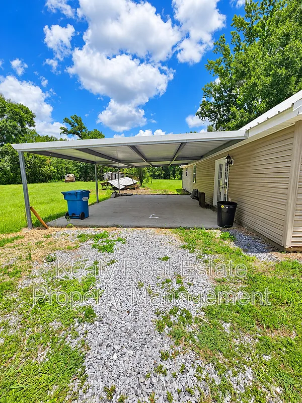 3 bed, 2.0 bath, 1370 sqft, $1,300 — Photo 2