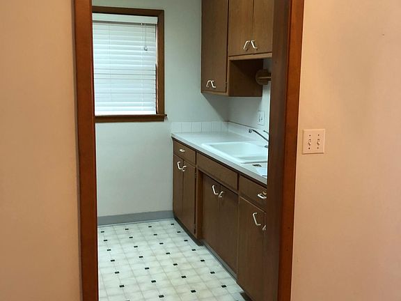 4th image of 928 S 20th St APT 3