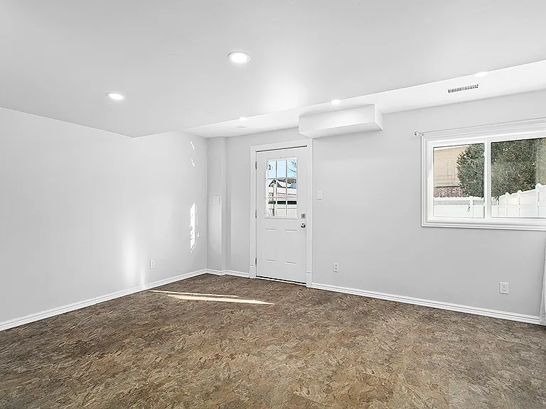 1576 Thurlow St — Photo 23